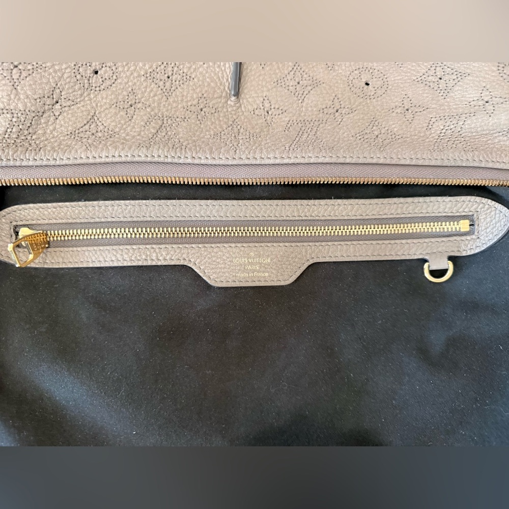 Like new Authenticated Taupe Louis Vuitton MM Mahina Selene excellent + Shop bag - Picture 9 of 15